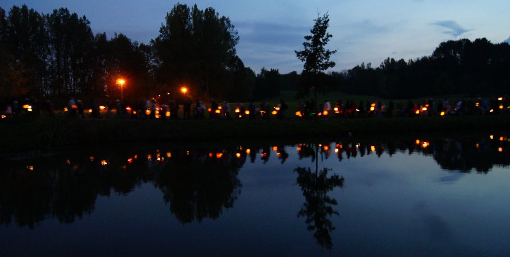 Rundgang des Lampionumzug Evershagen / Lütten Klein um den Teich im Fischerdorf