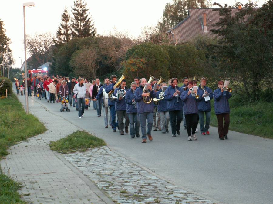 Lampionumzug in Reddelich mit dem Blasorchester Bad Doberan e.V.