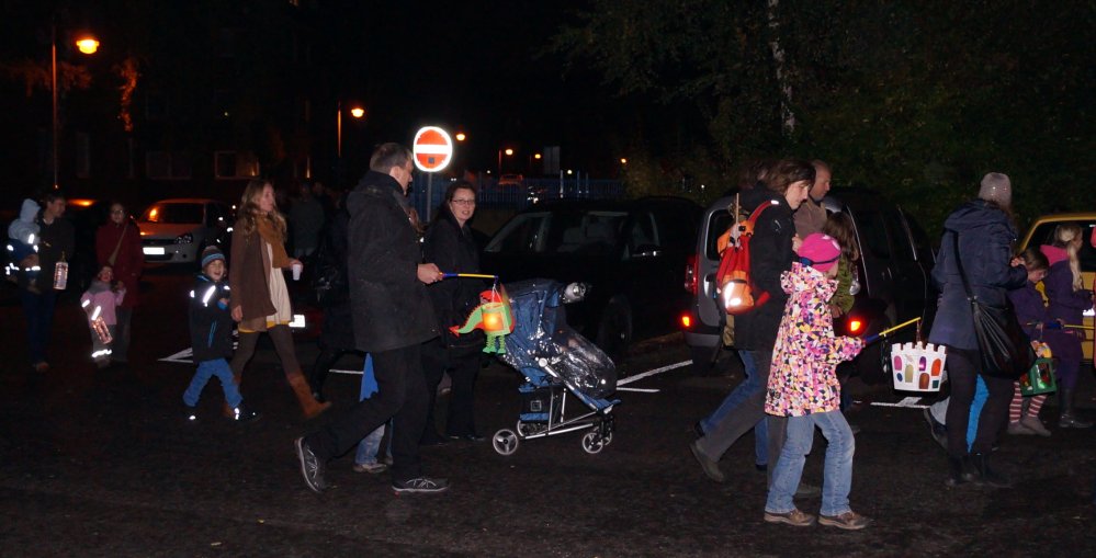 Laterne gehen mit der Kindertagesstätte Spielkiste um den Thomas-Müntzer-Platz in der Rostocker KTV