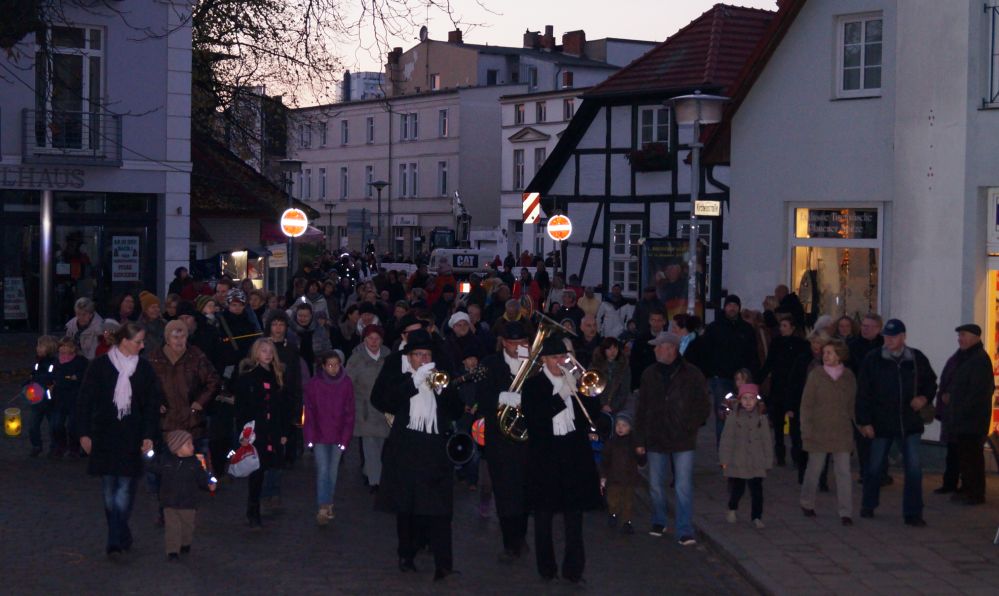 Martinsumzug in Rostock - Warnemünde von der Kirche zum Kurhaus