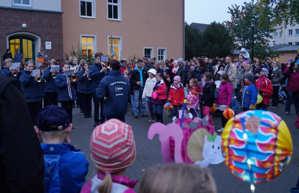 Laternenumzug mit dem Jugendmusikkorps Rostock an der Türmchenschule Reutershagen